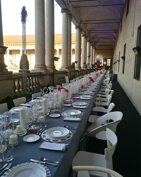 Cena aziendale casa automobilistica Palazzo storico in esterno (Milano)